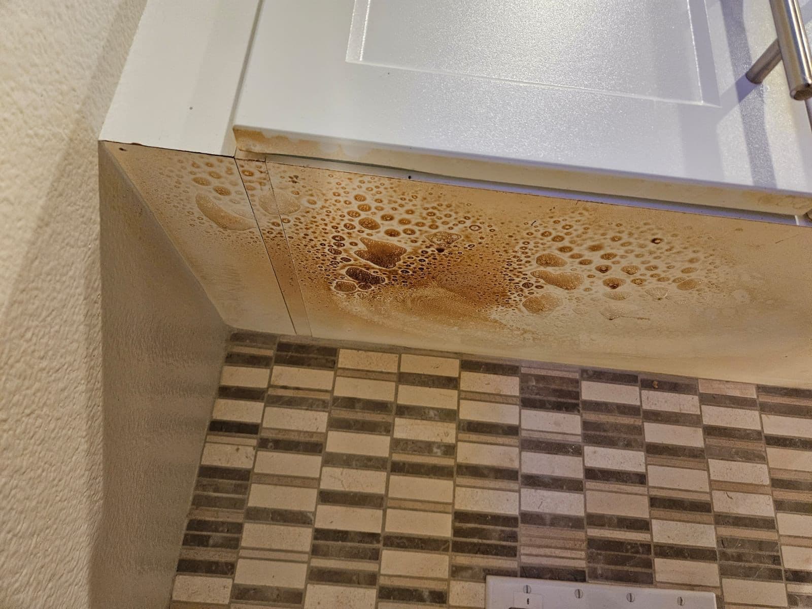 Cabinet Detailing before cleaning